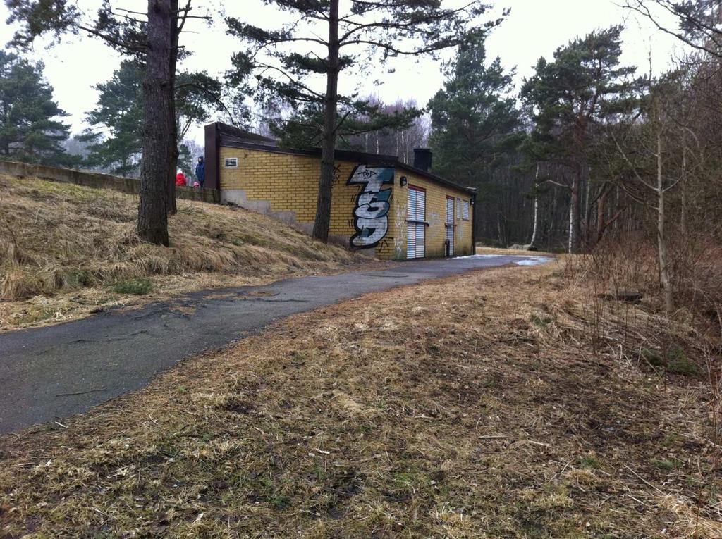 dat. / Date of rev. 4(7) 4 BEFINTLIG BEBYGGELSE Inom området finns två parkeringsdäck, en asfalterad parkeringsyta, en förskola samt delar av en nedbrunnen omklädningsbyggnad.