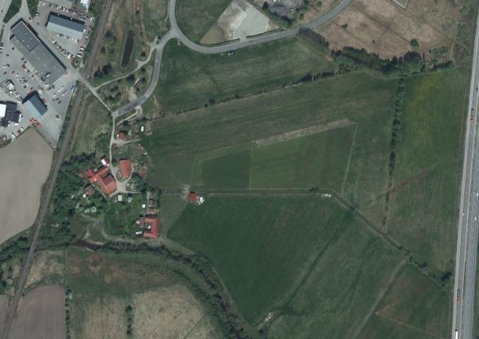 Det finns även en bytomt/gårdstomt daterat till medeltid nyare tid (ca 250 meter söder om planerad verksamhet) samt ett förstört gravfält (ca 200 meter sydväst om planerad verksamhet).
