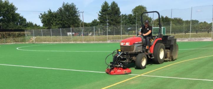 7. Spridning via utrustning för underhåll Maskinbild Maintenance is essential to maximize the investment and benefits of a synthetic turf surface.