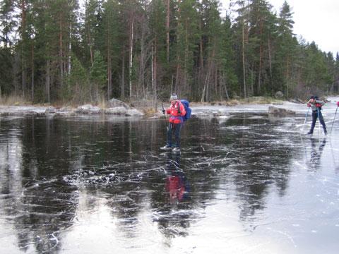 Turrapport 050116: Ledare utbildning dag 1@Vänerskridsko Karin kämpar för att komma igenom 36 mm tjock is. Hom lyckas till slut. Antal Åksträcka Väder Ledare 4 39 km Moln några minusgrader.