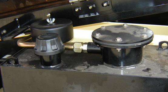 AVSNITT 7 - ALLMÄNNA SPECIFIKATIONER OCH UNDERHÅLL 3. Hydrauloljebehållare 4.