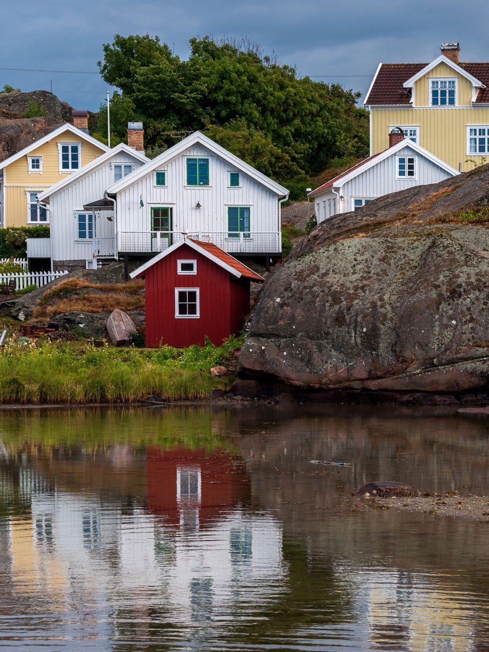 Skogen runt Slätta håller vi efter och hagen till höger strax innan Sandvik, Sandviks backe, återtar för varje år alltmer den fulländade form som den hade en gång i tiden och är nu mer öppen än den