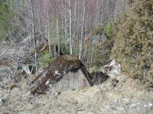 På andra sidan Grumsfjorden, på det s k Borgviksfjället finner man sedan pansarhinder av den art som