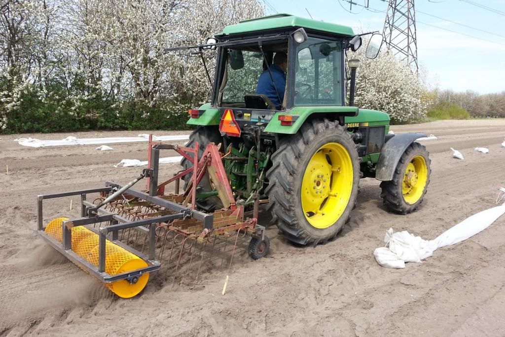 LANDSKAPSARKITEKTUR TRÄDGÅRD VÄXTPRODUKTIONSVETENSKAP Rapportserie Nya ogräsbekämpningsmetoder vid tidig etablering av radodlade grönsaker i ekologisk odling - Resultat från 212-214 New weed control