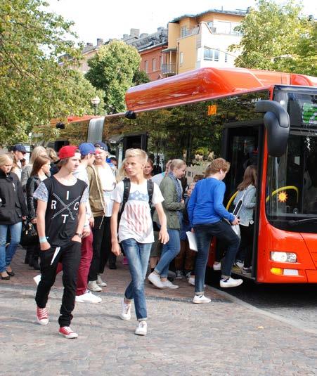 GRATTIS TILL STUDENTEN! VI KÖR HEM DIN TONÅRING TRYGGT, SÄKERT OCH GRATIS! För oss på Karlstadsbuss och Värmlandstrafik är det en självklarhet att alla tonåringar ska komma hem tryggt och säkert.