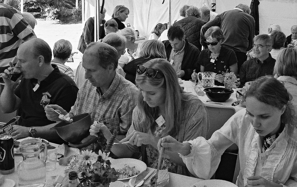 Vi lånade bord och stolar för 40 personer av byalaget. Ett tält på 5 x 8 meter + 2 bamsegrillar kom några grannar med. Resten lånade vi gratis från IP Skogen se nedan.