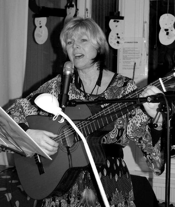 Trubaduren Miriam Persson, som bor på Arrendevägen, stod för musik och sång.