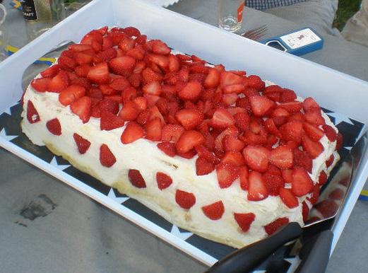 Somrig marängtårta med jordgubbar och smörkräm Uthyrningen av lägenheterna i Kv. Tryffeln är igång Vad vore den svenska sommaren utan jordgubbar?