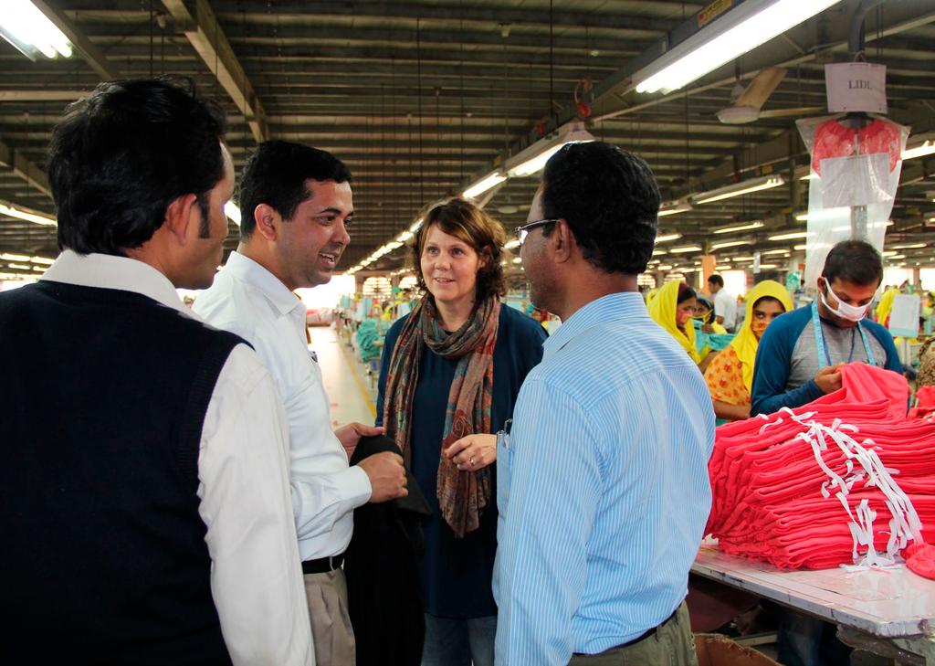 Erica Persson, på plats i en av våra fabriker i Bangladesh. Hon försöker besöka fabrikerna minst 2-3 gånger per år. Vilken konkret nytta gör alla märkningar och certifieringar?