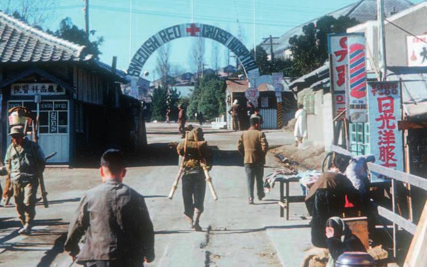 Svenska Röda Korsets fältsjukhus i Pusan en insats som lever kvar i koreanernas hjärtan Koreakriget 1950 53 Den 25 juni 1950 marscherade nordkoreanska styrkor över 38:e breddgraden och in i Sydkorea.