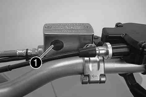 BROMSAR 115 Ställ bromsvätskebehållaren som sitter på styret i horisontellt läge. Kontrollera bromsvätskenivån i synglaset1.