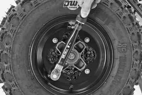 HJUL, DÄCK 134 Placera hjulet på navet. Placera hjulet försiktigt på navet. Se till att skruvarnas gängor inte skadas. 101553-10 Sätt dit hjulmuttrarna utan att dra åt dem.