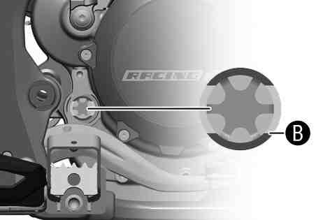 SERVICEARBETEN PÅ MOTORN 161 16.1Kontrollera motoroljenivån Motorns oljenivå kan kontrolleras när motorn är kall eller varm. Ställ fordonet på en vågrät yta. Krav Motorn är driftsvarm.