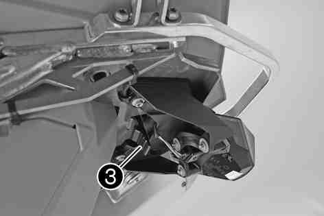 SERVICEARBETEN PÅ CHASSIT 84 Tryck ned sadeln baktill tills spärren hakas fast3. Se till att sadeln hakas fast korrekt. 10.