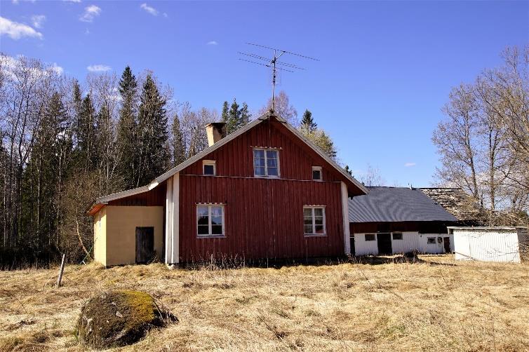 Adress: Håkanbol 175 Gårdscentrum Bostadsbyggnad i 1 ½ plan med 4 rum och kök, boarea 90 m 2, enl. fastighetstaxeringen. Byggnaden är i dåligt skick och har stort renoveringsbehov.