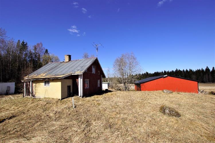 Eldstäder är inte besiktigade eller sotade. Djupborrad brunn på gården. Vattnets kvalité är inte bedömd. Enskilt avlopp, ej godkänt. B.