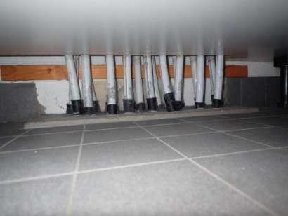 Rörgenomföringar förekommer i golvet som sitter nära golv-/väggvinkeln samt nära varandra. Det finns risk att tätskiktet inte har kunnat anslutas på ett rätt sätt, vilket kan leda till fuktskador.