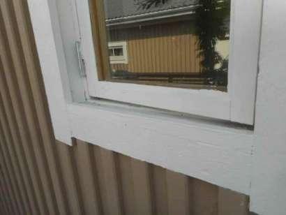 Fönster Fönsterbleck saknas. Då fönsterbleck saknas finns risk att vatten rinner in i väggen vilket kan leda till fuktskador i väggkonstruktionen.