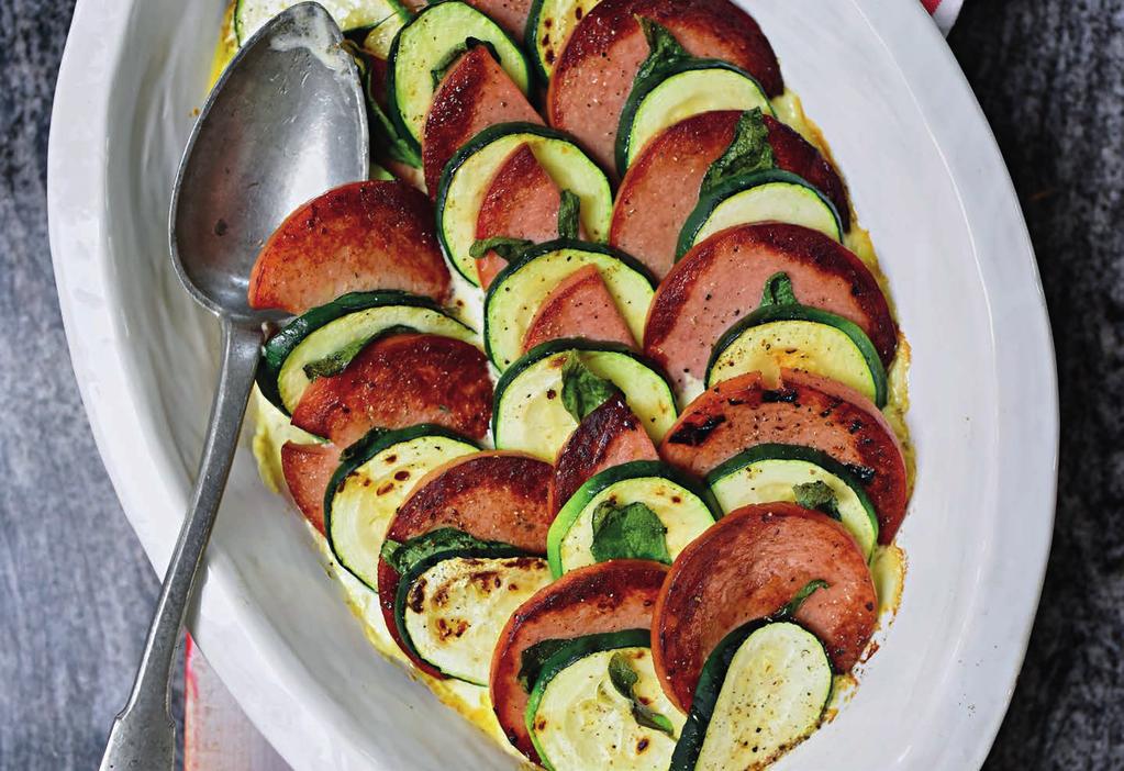 RECEPT 4 30 MIN 761kcal/port. Energi från: Fett 59g Kolhydrater 33g Protein 24g Zucchini med falukorv Ugnsstekt falukorv med zucchini och grädde.