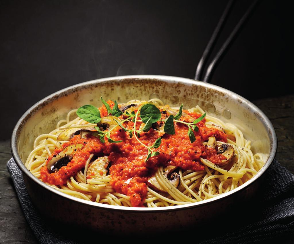 RECEPT 3 25 MIN 474kcal/port. Energi från: Fett 12g Kolhydrater 75g Protein 15g Pasta med tomatsås och vitlöksfräst svamp Vegetarisk pastasås på morötter, tomater och svamp.