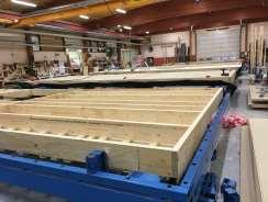 spikpistol. För tak på första våningen sker enbart glesning och innertak, medan det för bägge golven enbart sker inplastning och plywood-läggning då klickgolv läggs senare i flödet.