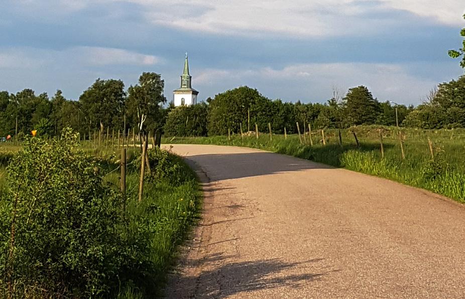 Till centrum är det två kilometer och till närmaste livsmedelsaffär endast 600 meter.