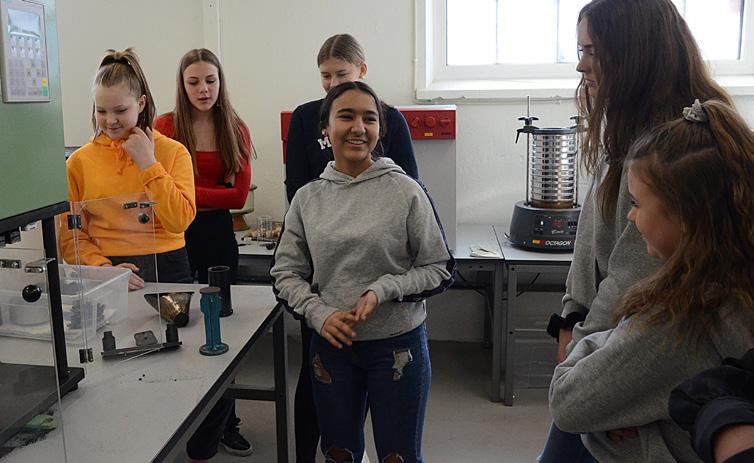 För att ge unga tjejer en inblick i vad det innebär att jobba som ingenjör och för att locka fler till yrket, anordnas varje år IGEday, Introduce a Girl to Engineering Day.