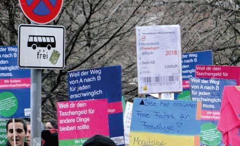 FREIWILLIGES SOZIALES JAHR VIEL ENGAGEMENT FÜR WENIG GELD Freie Fahrt für Freiwillige: Im November 2018 demonstrierten die 40 FSJler_innen des Landesjugendring-Programms bei einer bundesweiten Aktion