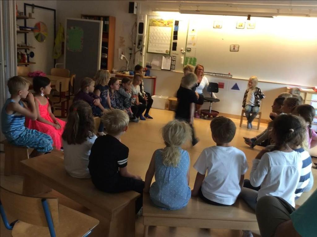 En dag i förskoleklass - Samling Dagen börjar kl. 8.