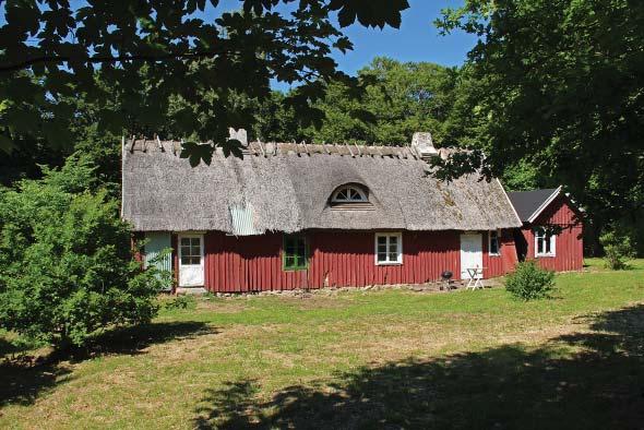Eftersom det friliggande uthuset åter integrerades i byggnaden och det borttagna väggerummet återuppfördes, sattes nya takstolar lika