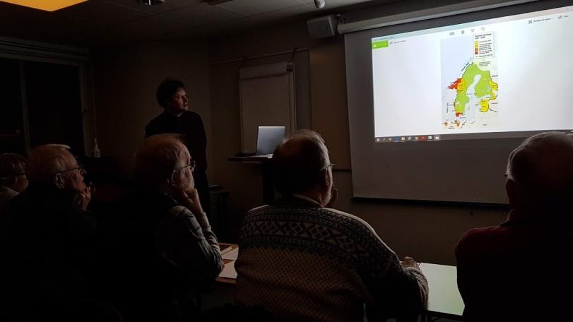 I och med att mycket material digitaliserats väljer många nu att söka informationen hemma vid sin dator. På landsarkivet i Vadstena har besökarna minskat men de digitala förfrågningarna har ökat.