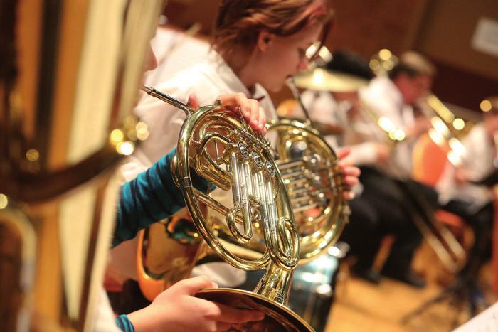 Spela i orkester I orkesterskolan får du möjlighet att spela tvärflöjt, klarinett, saxofon, trumpet, valthorn, trombon, baryton, bastuba, elbas eller