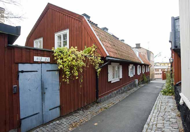 GATUFASADEN TILL ÖSTRA VARVSGATAN 1B E. FOTO J. MALMBERG. sin familj som bodde här in på 1740-talet.