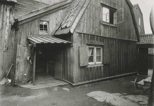 Foto av den östra stugan 1917 innan tillbyggnaden uppfördes. Foto: S Kjellberg. SSMF88049. Krigsmanskassan 6 utgörs av två små timrade stugor.