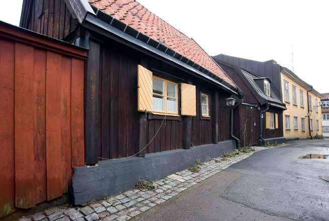 De två stugornas gatufasader med sammanlänkande plank och port. Foto: J. Malmberg. År 1724 anlades ett nytt skeppsvarv på flottans mark.