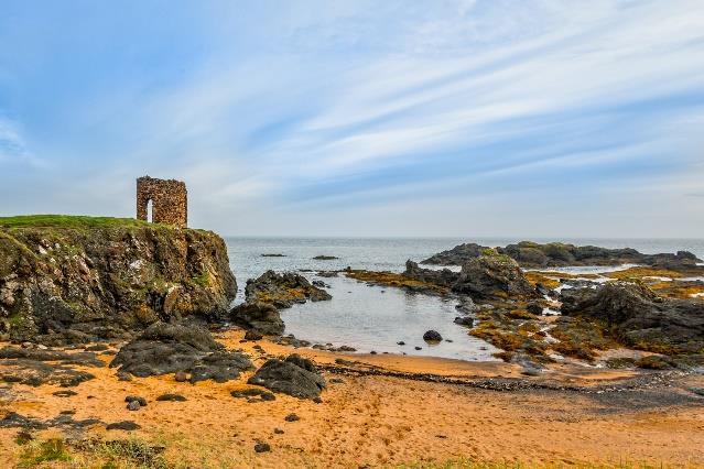 I hamnen hittar du Queensferry Light Tower som är den minsta fyren i världen som fortfarande används.