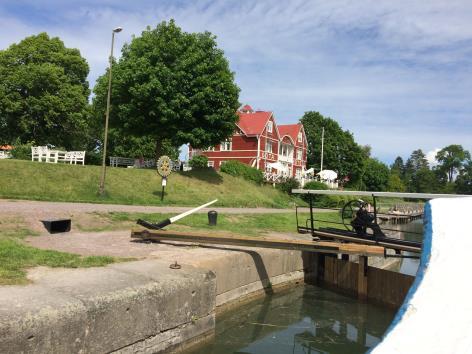 15 juni åkte 22 personer på en dagskryssning på Göta kanal, en resa längs en av de vackraste delarna av Göta kanal genom en landsbygd med hus och herresäten från 1700- och 1800-talen.
