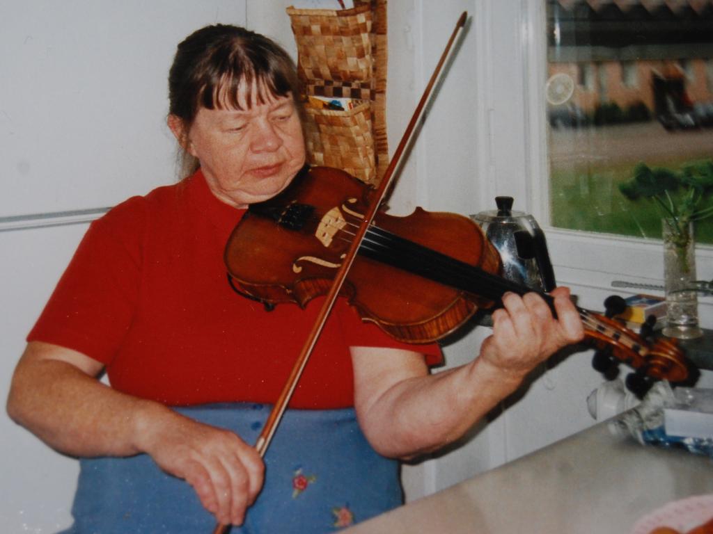 Till minne av Agneta Wärn I mars månad avled spelkvinnan Agneta Truls Wärn efter en kort tids sjukdom, 72 år gammal. Agneta var mångårig VSF-medlem och sedan 1970-talet en välkänd folkmusikprofil.