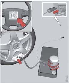07 Hjul och däck Provisorisk däcktätning Tätning av punkterat däck Tag på handskarna. Sätt strömbrytaren i position I. VARNING VARNING Tätningsvätskan kan irritera huden.