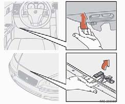 09 Underhåll och service 09 Motorhuv och motorrum Öppning av motorhuv Dra i låshandtaget längst till vänster under instrumentpanelen. Det hörs när spärren släpper.