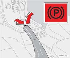 02 Instrument och reglage Parkeringsbroms, eluttag Parkeringsbroms (handbroms) Om bilen rullar måste spaken dras upp ytterligare.