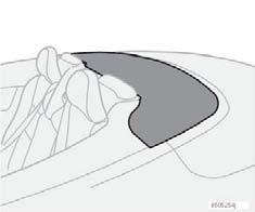 04 Interiör Elektriskt fällbart tak Täcklucka Öppna och stänga taket VARNING 04 När taket är öppet finns en täcklucka mellan nackstöden i baksätet och bagageluckan, se bild.