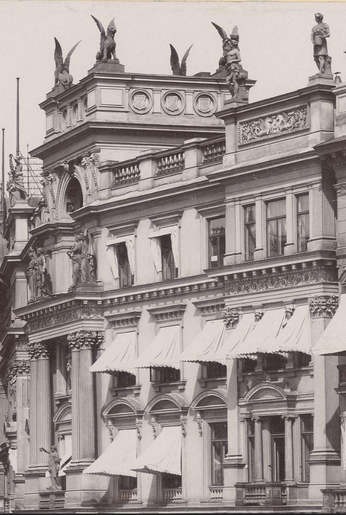 BAKGRUND och dels till att stärka riksintresset Stockholms innerstad. Målsättningen är att återskapa 1884 års fasad.