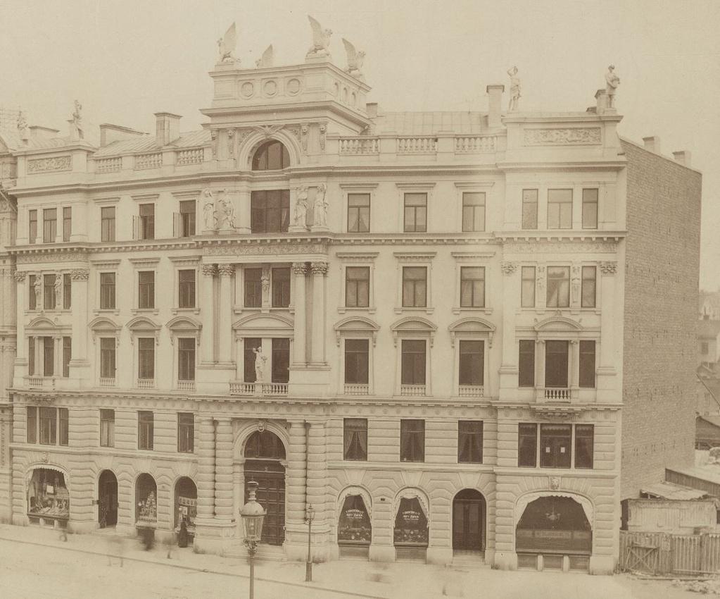 9 OMBYGGNADENS MÅLSÄTTNING Målsättningen är att återskapa 1884 års fasad vilket innebär att: Ny sockel utförs av slät granit med stenblock som förmedlar dess bärande funktion.