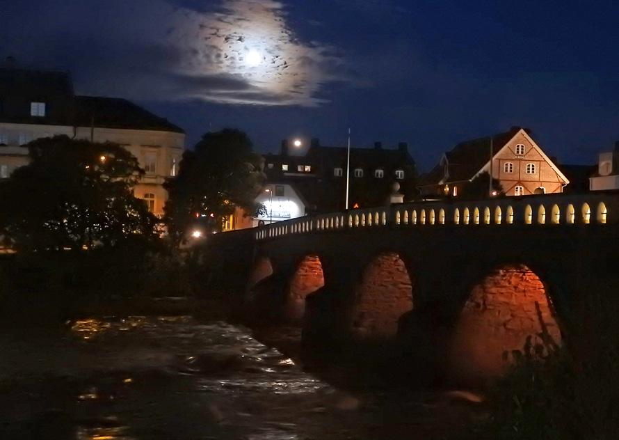 nordsidan av ån utsikt över ett till synes vackert landskap, men som jag var mycket olustig efter föregående natts kyla och icke hade någon att tala med, så hade jag icke mycket nöje av den. Kl.