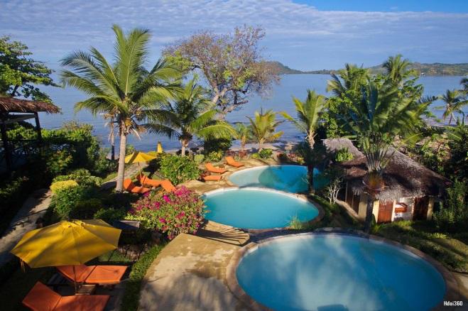 Hotellet har även en privat strand på Nasy Sakatia som är liten ö väster om Nosy Be. Hit tar man sig med en kort båtresa för att vandra bland orkidéer och vilda örtväxter.