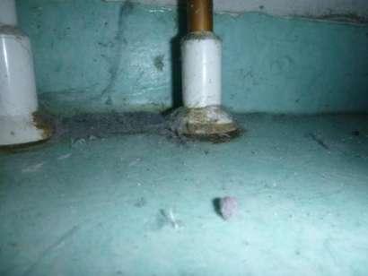 Otät rörgenomföring finns i golv Otäta rörgenomföringar i golvet medför en ökad risk för att vatten