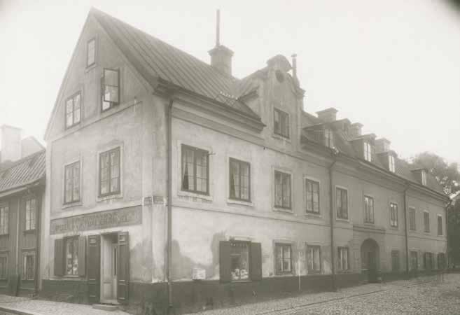 HÖRNET NYTORGSGATAN MÄSTER MIKAELS GATA ÅR 1907. FOTO ATELJÉ LARSSON, SSM FA29885. Fastigheten består av ett trähus från 1730-talet och några senare stenhus.