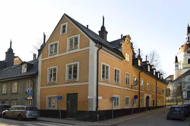 KVARTERET FRÅN HÖRNET NYTORGSGATAN MÄSTER MIKAELS GATA. FASADEN HAR EN SIRLIGT UTFORMAD PRYDNADSGAVEL OCH SLÄTA FÖNSTEROMFATTNINGAR, MARKERADE HÖRN OCH VÅNINGSBAND. FOTO J. MALMBERG.