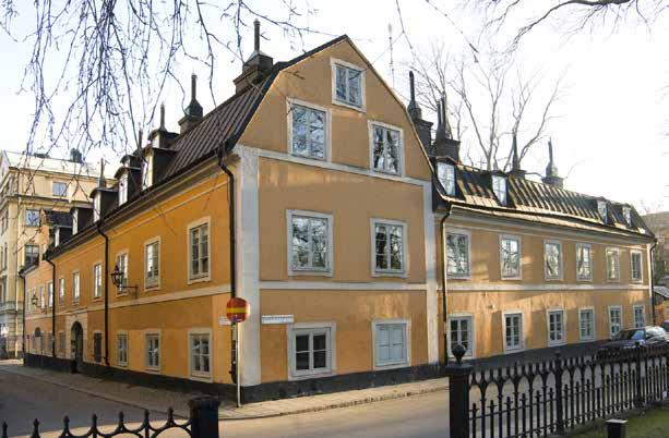 KVARTERET FRÅN KATARINA KYRKOGÅRD. FOTO J. MALMBERG. under 1800-talets första årtionden kläddes fasaden med panel och dekorativa snickeridetaljer.